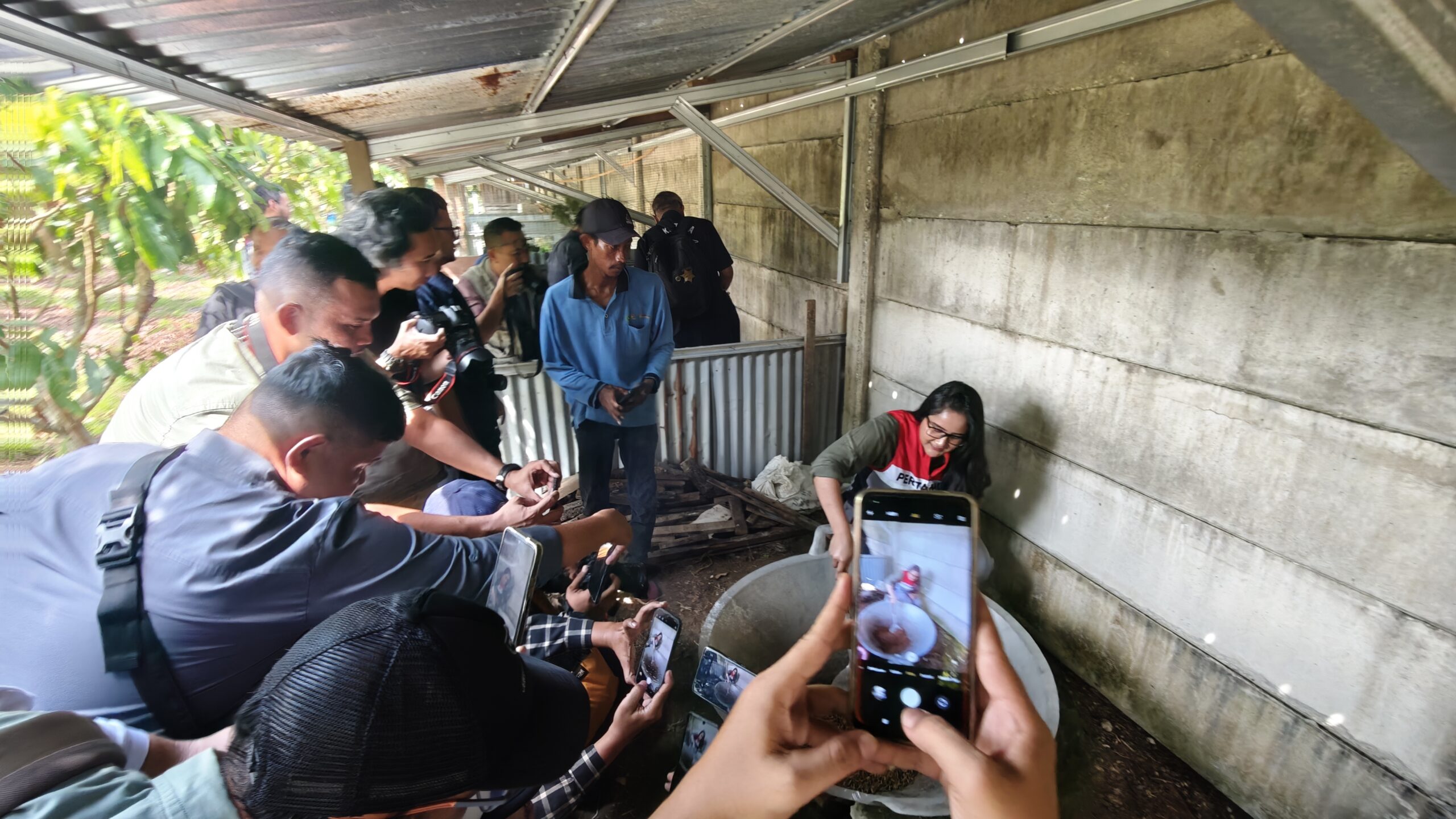Peserta workshop fotografi PHR memotret aktivitas industri energi