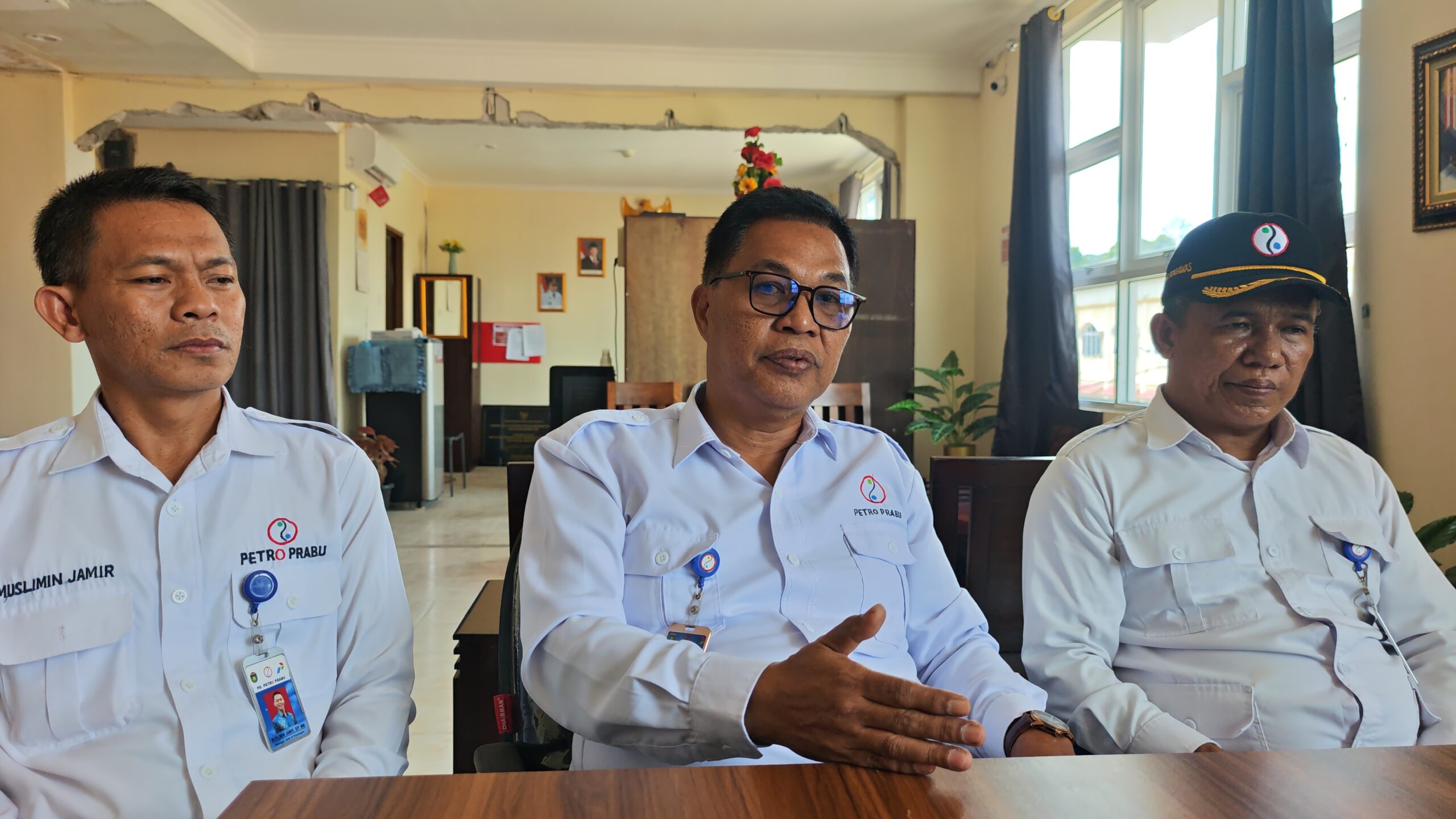 Petugas PD Petro Prabu saat melakukan pemeriksaan dugaan ilegal tapping gas di dapur SPPG Prabumulih.