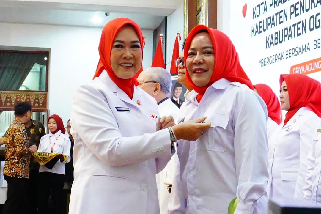 Hj Linda Arlan menghadiri pelantikan pengurus PMI Kota Prabumulih di Griya Agung Palembang