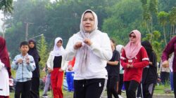 Ketua TP PKK Prabumulih Hj Linda Apriana Arlan senam pagi bersama masyarakat di Stadion Talang Jimar