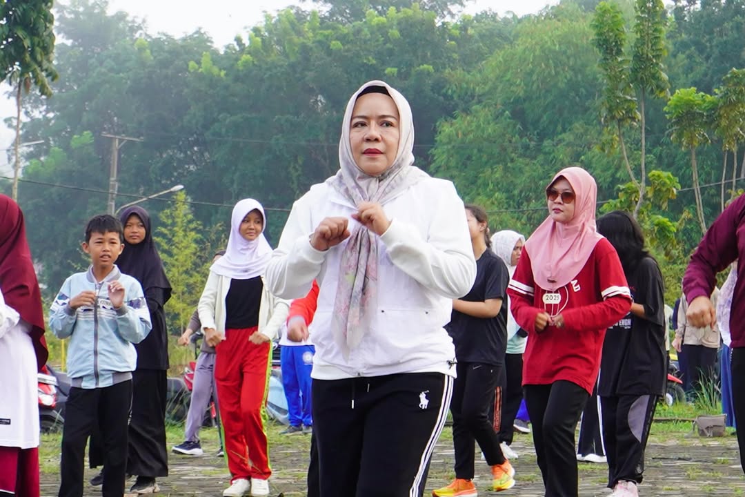Ketua TP PKK Prabumulih Hj Linda Apriana Arlan senam pagi bersama masyarakat di Stadion Talang Jimar