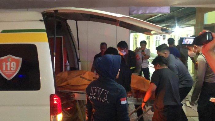 Jenazah korban kecelakaan bus ALS dan truk tangki BBM tiba di RS Bhayangkara Palembang untuk proses identifikasi tim DVI