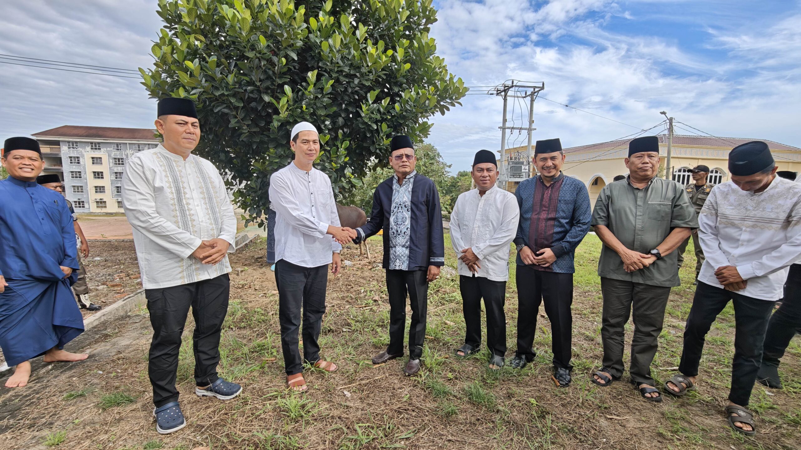 Cak Arlan Wali Kota Prabumulih menyerahkan sapi kurban di Prabumulih