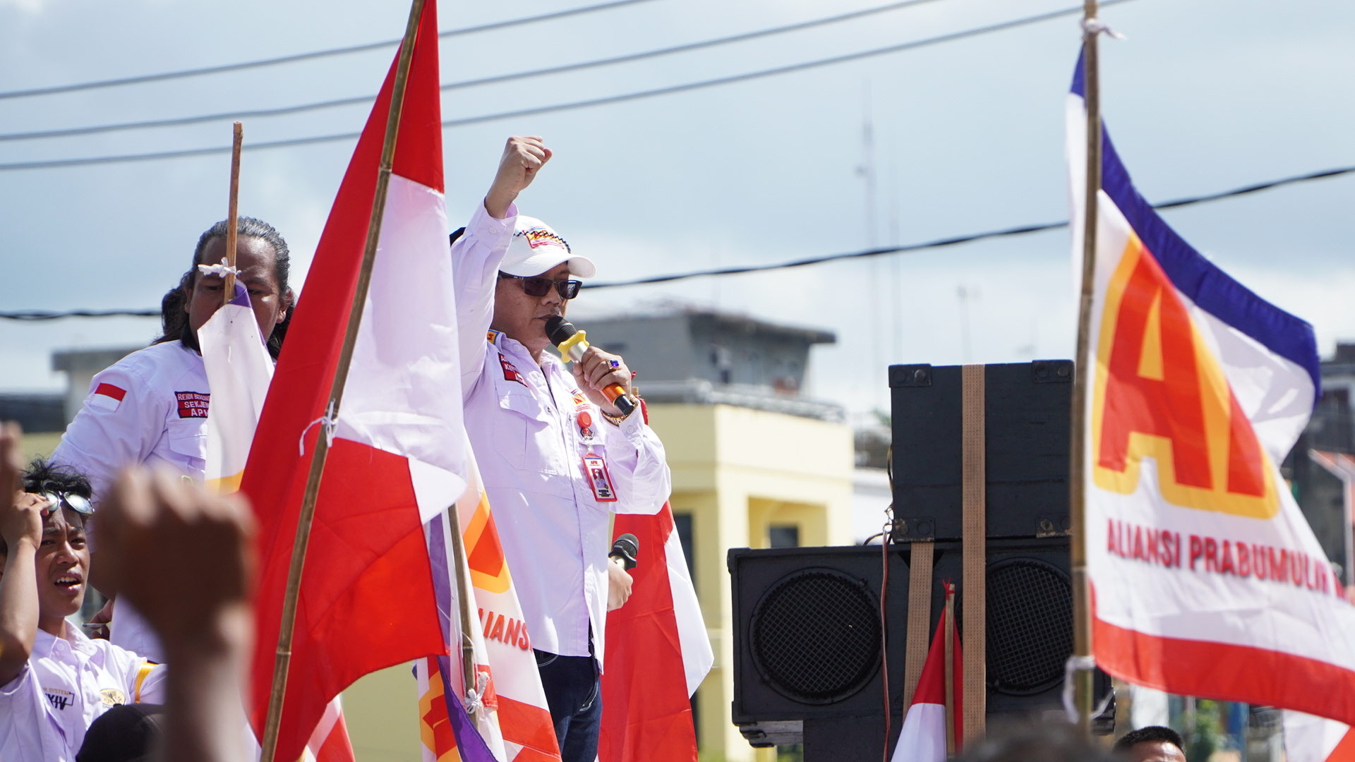 Ratusan massa Aliansi Prabumulih Menggugat saat menggelar aksi unjuk rasa di depan gedung DPRD Prabumulih.