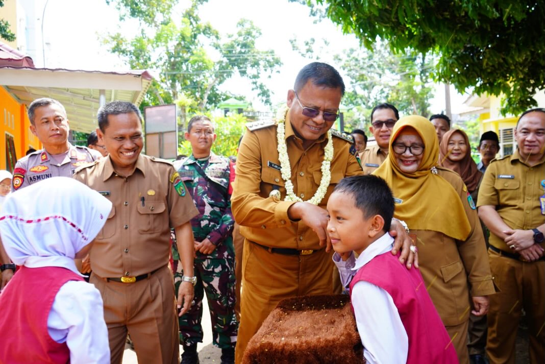 Wali Kota Prabumulih H Arlan meresmikan Musholla As-Salam di SD Negeri 12 Prabumulih