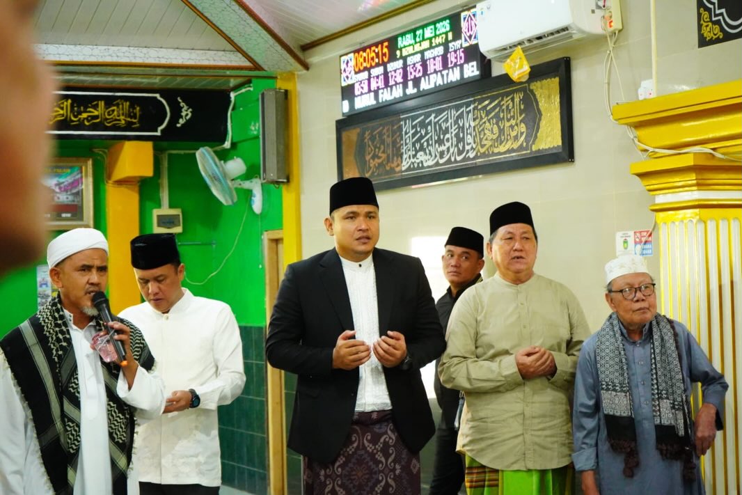 Wawako Prabumulih Franky Nasril menyerahkan sapi kurban di Masjid Nurul Falah Kelurahan Sidogede Prabumulih Utara saat Idul Adha 1447 H