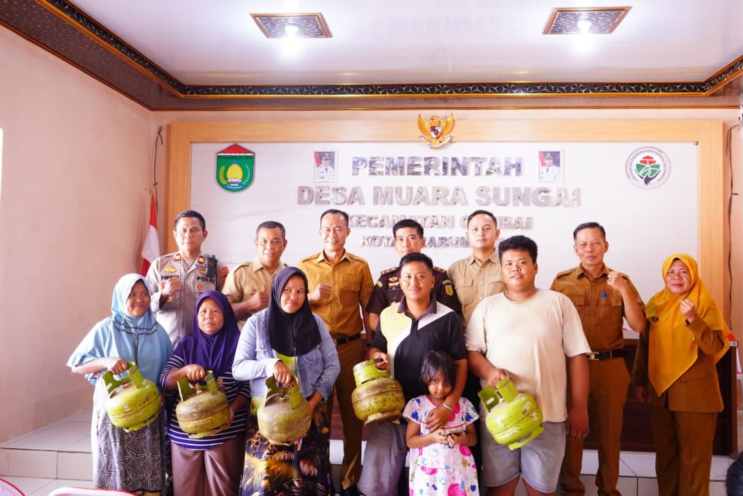 Sekda Prabumulih H Elman membuka Operasi Pasar LPG 3 Kg di Desa Muara Sungai Kecamatan Cambai.