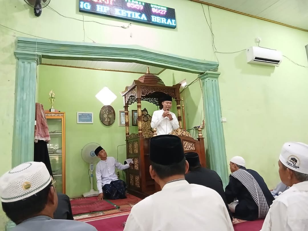Sekda Kota Prabumulih H. Elman bersama istri mengikuti Shalat Idul Adha 1447 H di Masjid Al-Ikhlas Kelurahan Tanjung Rambang. Dalam kesempatan tersebut disampaikan bantuan sapi kurban dari Presiden RI H. Prabowo Subianto untuk masyarakat setempat.