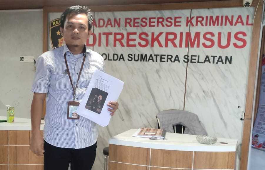 Kuasa hukum ZY, Rieza, memberikan keterangan kepada media terkait proses hukum di Polres Prabumulih dan menegaskan klien bersikap kooperatif serta meminta perlindungan hak hukum