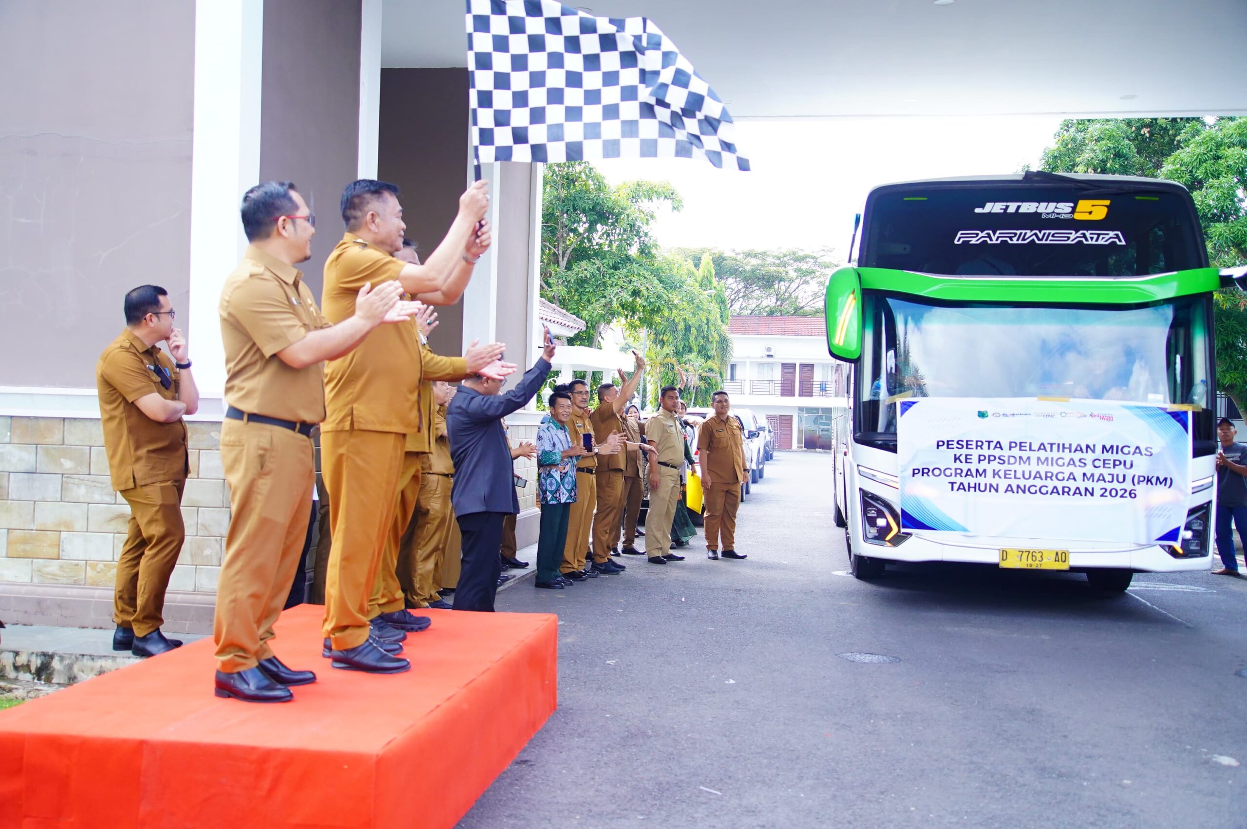 Bupati Muba melepas peserta pelatihan migas program PKM
