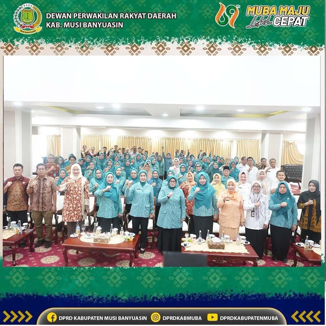 Ketua TP PKK Provinsi Sumatera Selatan bersama jajaran TP PKK Kabupaten Musi Banyuasin melakukan kunjungan kerja dan evaluasi 10 Program Pokok PKK di Sekayu dalam suasana pembinaan kelembagaan PKK.