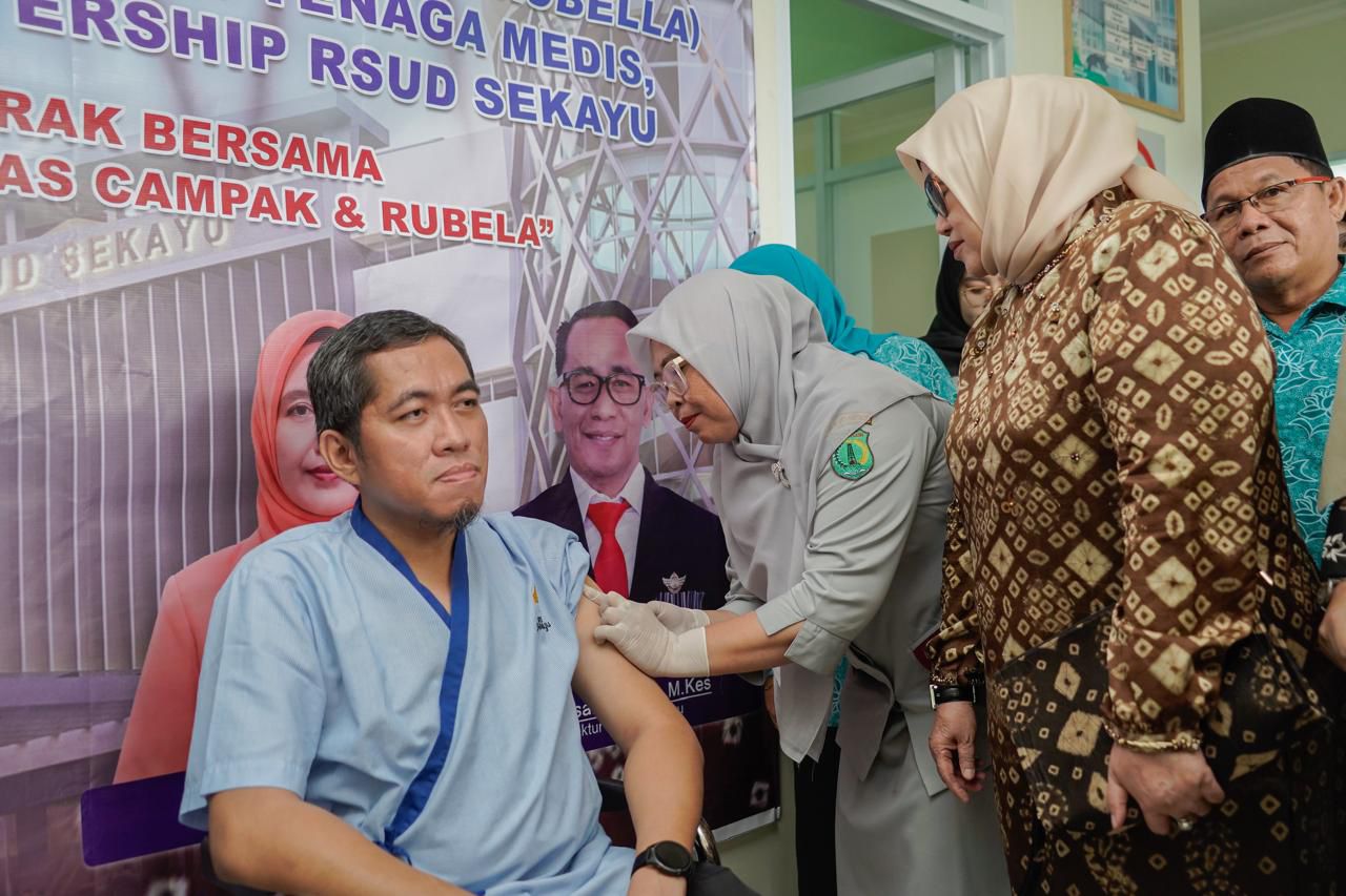 Ketua TP PKK Muba Hj Patimah Toha memantau langsung pelaksanaan imunisasi MR terhadap 600 tenaga kesehatan di RSUD Sekayu sebagai upaya menjaga kesehatan garda terdepan pelayanan masyarakat.