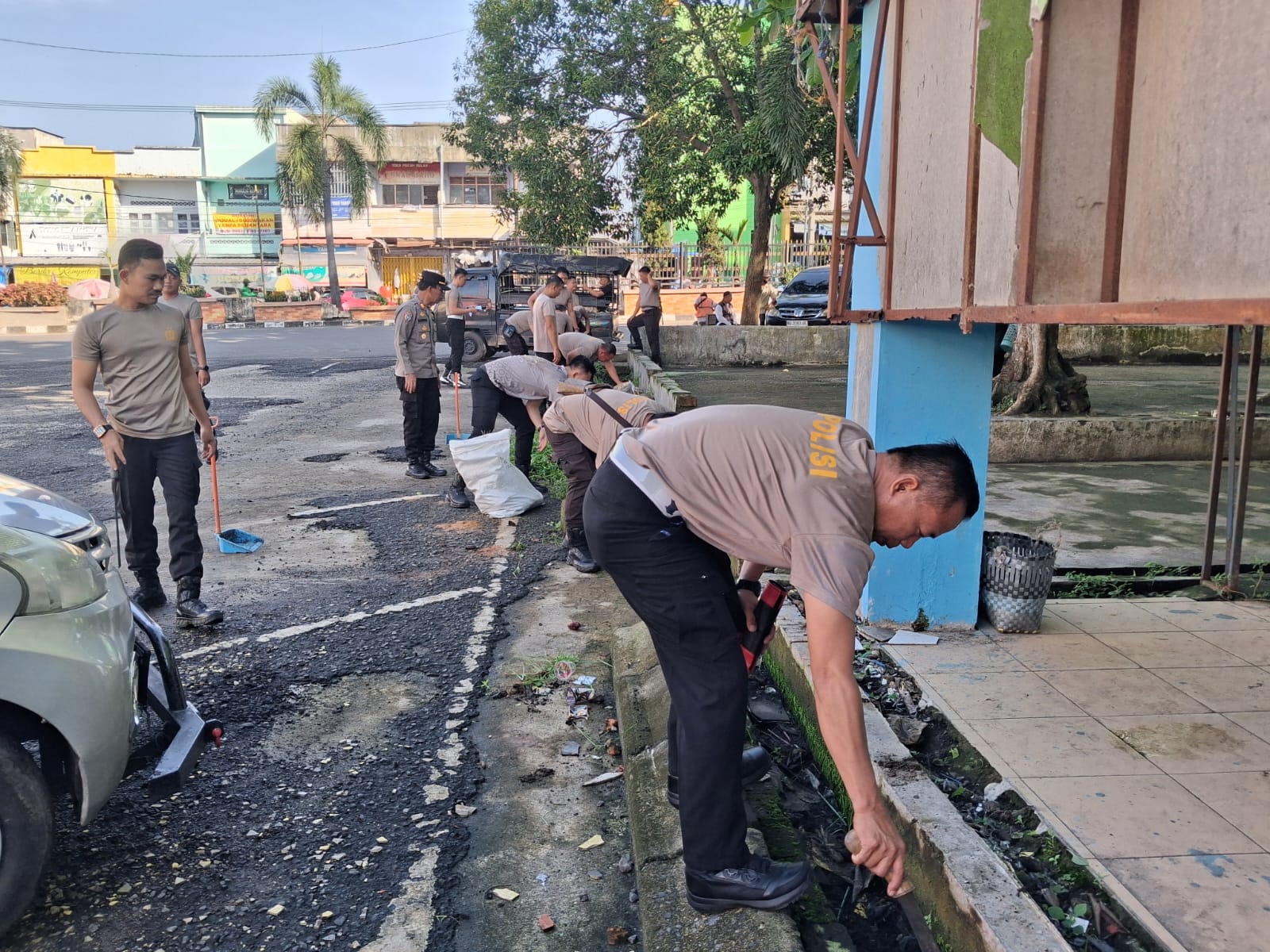 Personel Polres Prabumulih mengikuti Program BELIDA membersihkan kawasan Pasar PTM I bersama Sat Binmas dan Bhabinkamtibmas