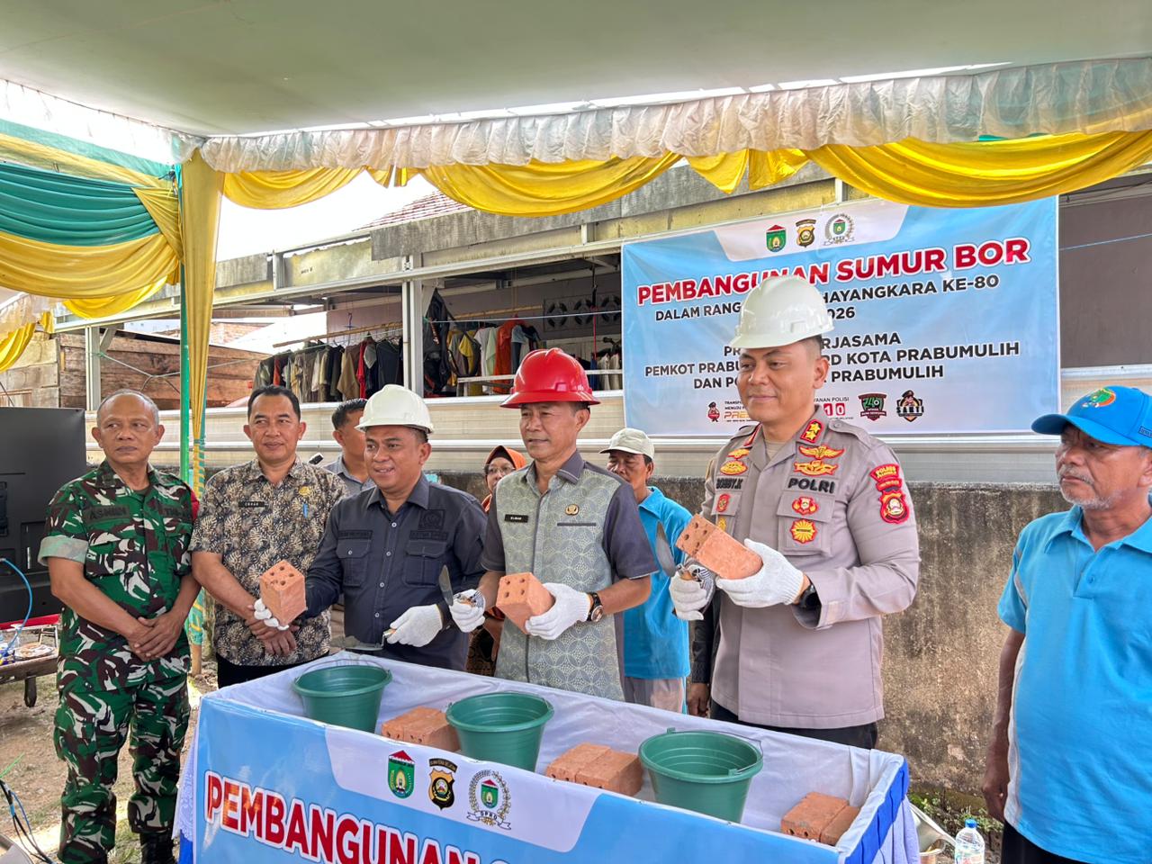 Kapolres Prabumulih bersama Forkopimda melakukan peletakan batu pertama pembangunan sumur bor oleh Polres Prabumulih di Tugu Kecil, Prabumulih