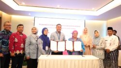 Ketua Koperasi Pucuk Rebung Jaya menandatangani MoU ekspor produk UMKM Riau ke Malaysia