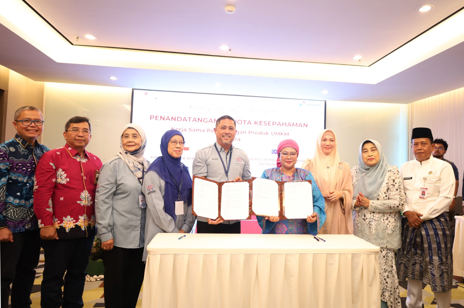 Ketua Koperasi Pucuk Rebung Jaya menandatangani MoU ekspor produk UMKM Riau ke Malaysia