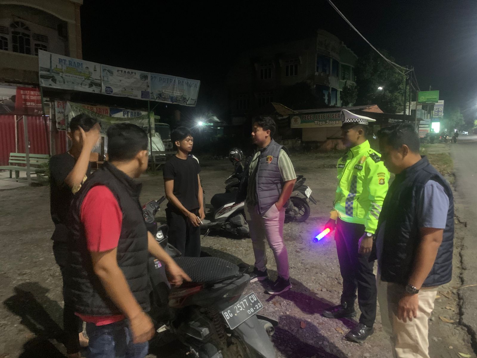Personel Polres Prabumulih menggelar KRYD dan razia kendaraan di Jalan Jenderal Sudirman Kota Prabumulih