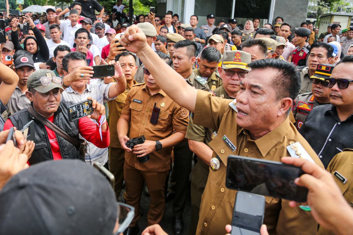 Bupati Musi Banyuasin HM Toha Tohet berdialog dengan ratusan massa aksi yang menuntut legalisasi penyulingan minyak tradisional di Kantor Pemkab Muba, Sekayu.