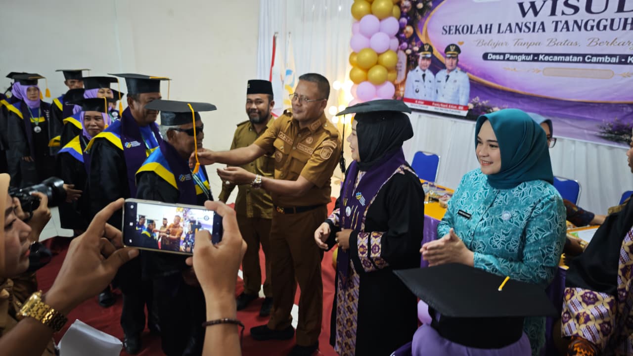 Prosesi wisuda 115 lansia Sekolah Lansia Tangguh Harapan Bunda Desa Pangkul bersama Wali Kota H. Arlan