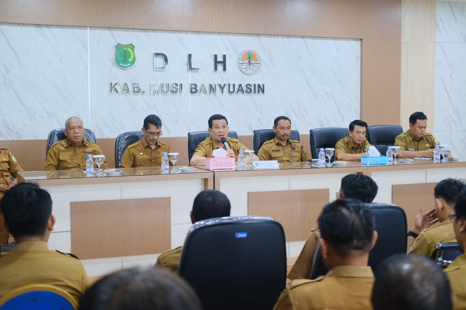 Sekda Muba Syafaruddin saat melakukan silaturahmi bersama jajaran DLH Kabupaten Musi Banyuasin di kantor DLH Sekayu, Selasa 12 Mei 2026.