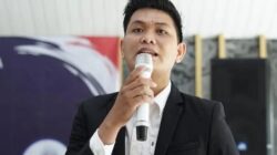 Kurnia Saleh memberikan pernyataan terkait dugaan korupsi pengadaan Chromebook yang menyeret nama Nadiem Makarim di Jakarta.