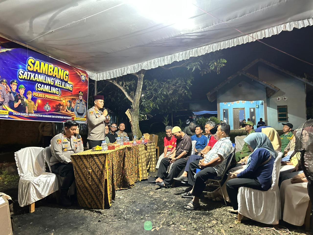 Kapolres Prabumulih AKBP Bobby Kusumawardhana meresmikan Satkamling KARLA di Desa Karangan Kecamatan Rambang Kapak Tengah bersama warga dan perangkat desa.