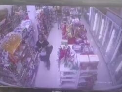 Seorang Ibu Bersama Anak Kecil Diduga Ambil Barang Tanpa Bayar di Alfamart Prabumulih.