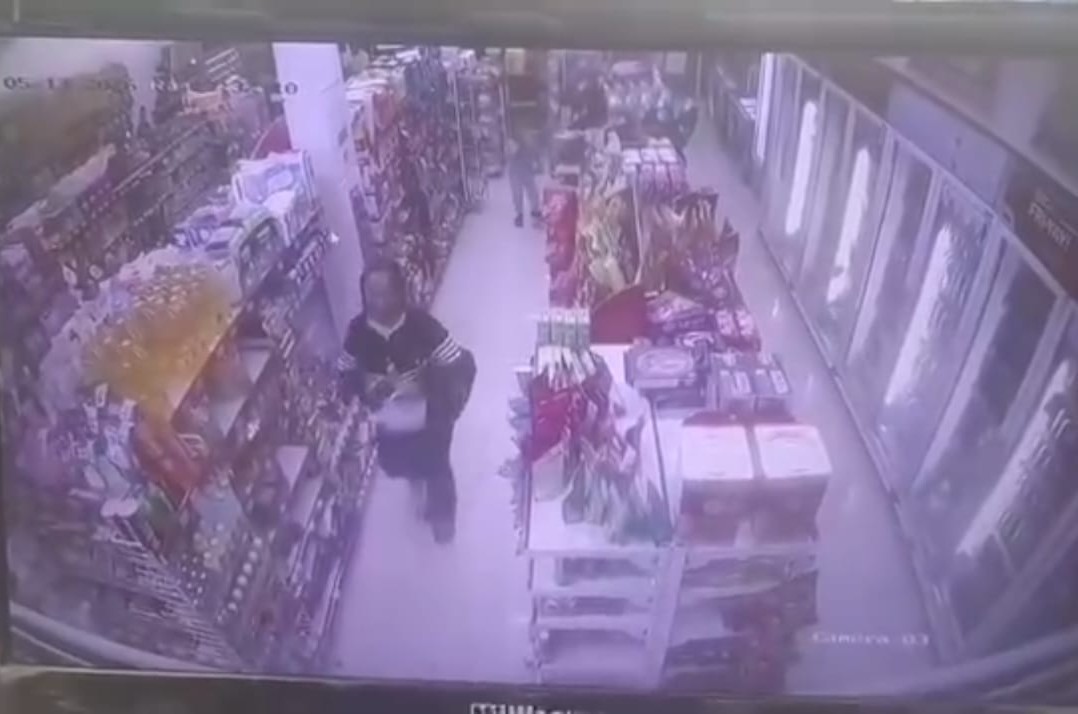 Rekaman CCTV dugaan pengambilan barang di gerai Alfamart Angkatan 45 Prabumulih