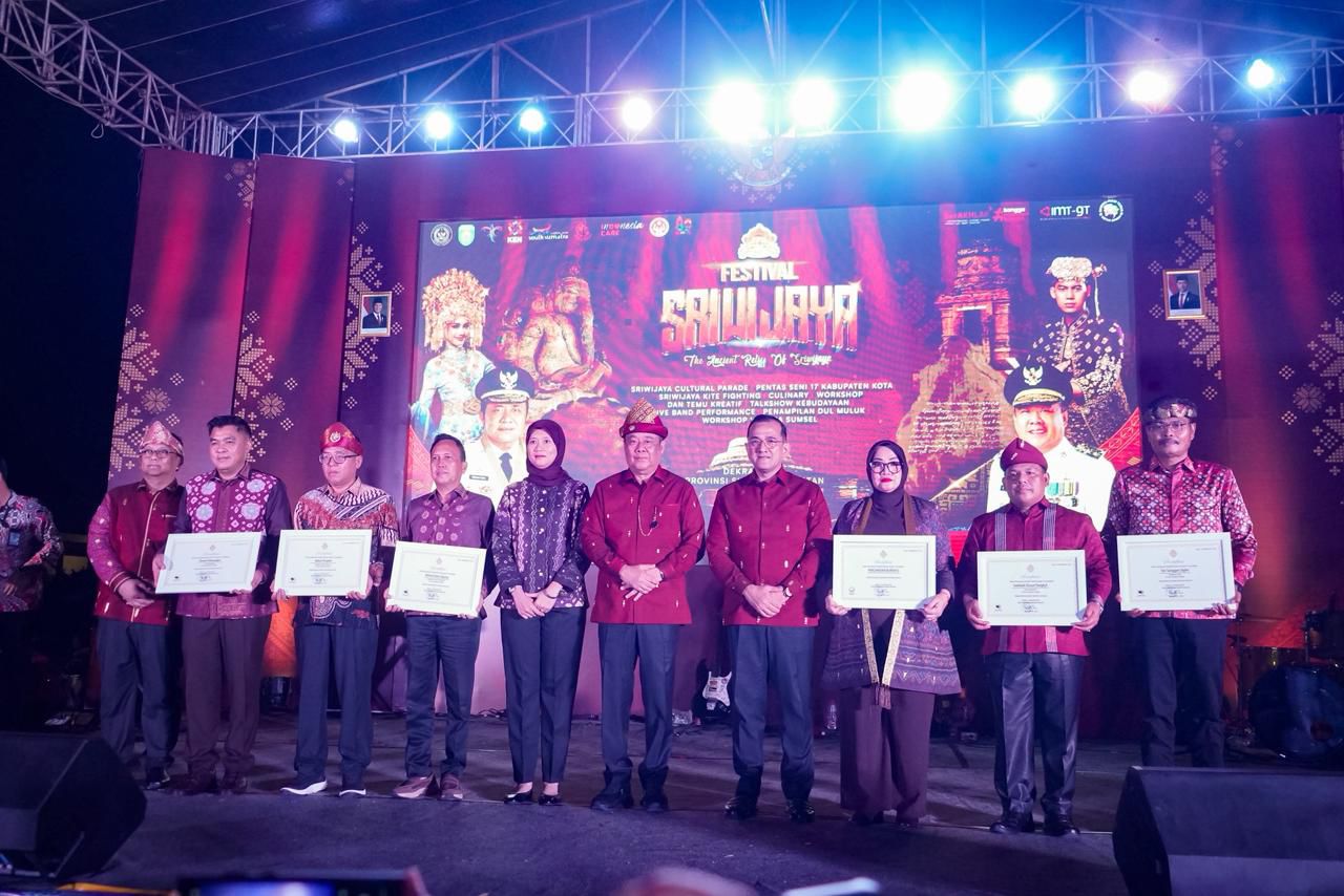 Penyerahan sertifikat Warisan Budaya Takbenda untuk seni budaya Muba di Festival Sriwijaya 2026
