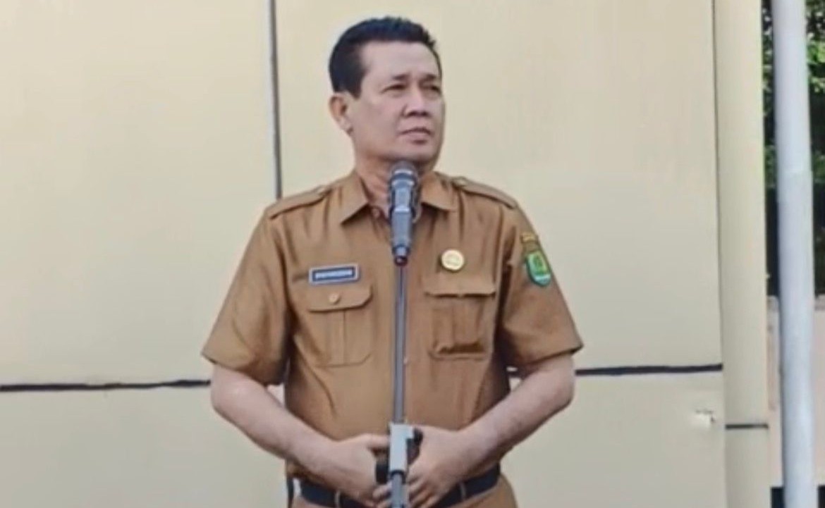 Sekda Muba Syaffarudin memimpin apel pagi di halaman Kantor Bupati Muba.