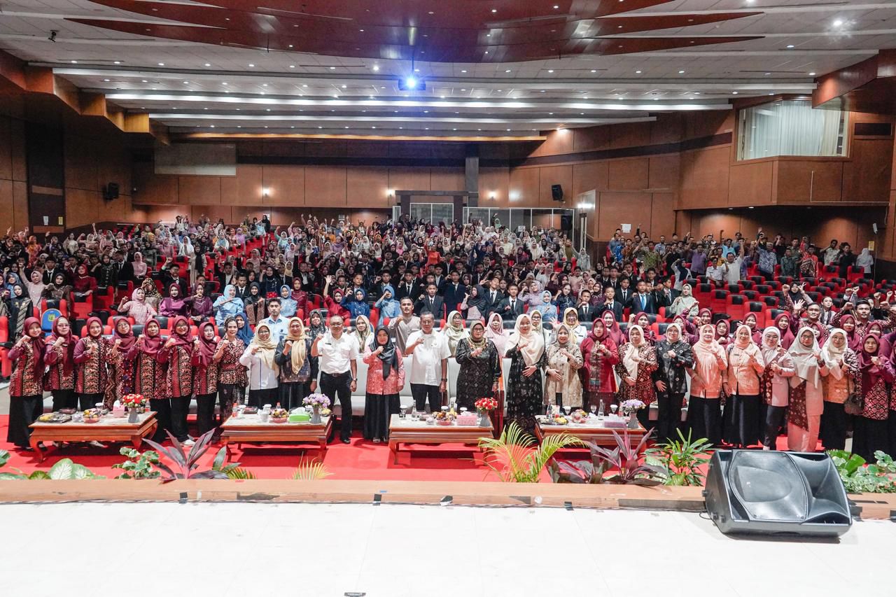 Siswa-siswi SMPN 2 Sekayu bersama guru dan tamu undangan saat acara pelepasan 202 alumni Tahun Ajaran 2025/2026 di Opproom Pemkab Musi Banyuasin bertema Bentang Cakrawala Menenun Kenangan Menjemput Masa Depan.