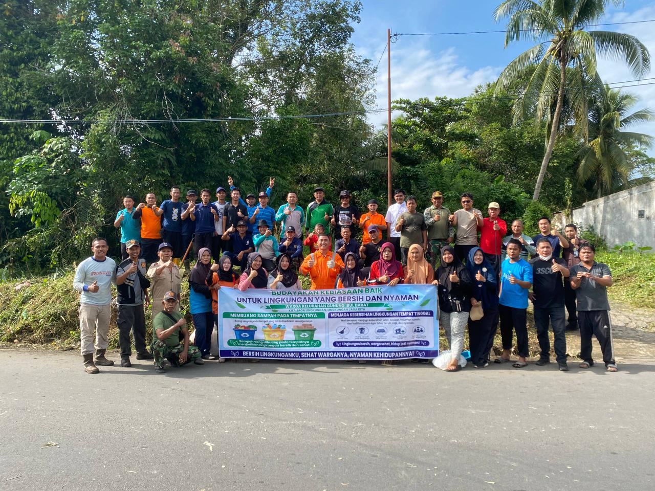 Tim RS AR Bunda Prabumulih ikut gotong royong membersihkan Jalan Angkatan 45