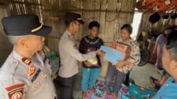 Kapolsek Prabumulih Barat menyerahkan bantuan sembako kepada warga