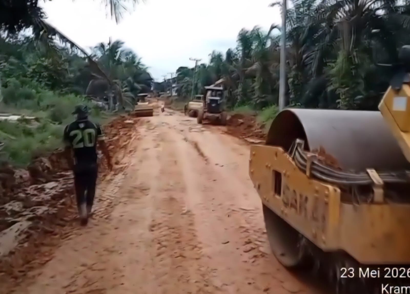 Proses perbaikan jalan Desa Keramat Jaya di Sungai Keruh menggunakan alat berat.