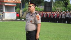 AKBP Tamimi menerima kenaikan pangkat pengabdian dari KOMPOL menjadi AKBP dalam upacara Korp Raport yang digelar di Lapangan Apel Polres Prabumulih.