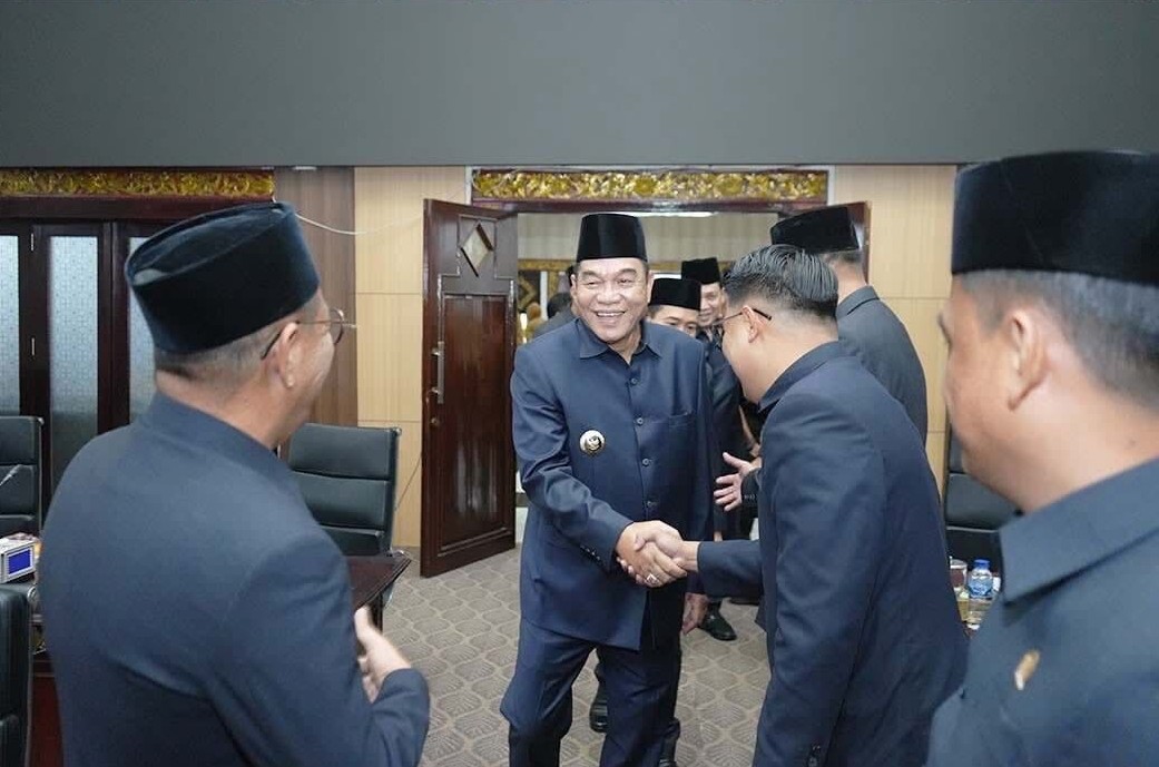 Bupati Musi Banyuasin H.M. Toha datang ke Kantor DPRD Muba di Sekayu untuk menghadiri Rapat Paripurna pembahasan Raperda Perubahan Pajak dan Retribusi Daerah Tahun 2026.
