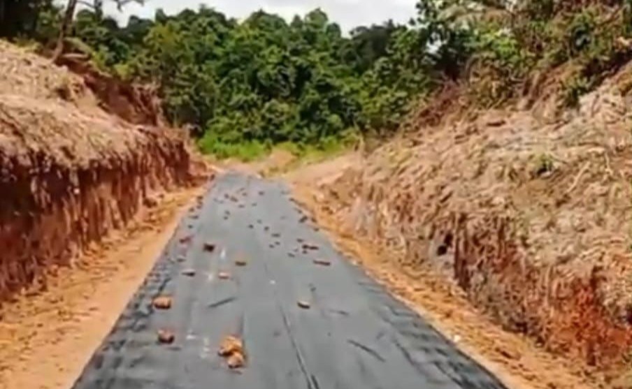 Tampak akses jalan Desa Macang Sakti selesai diperbaiki melalui kolaborasi Pemkab Muba, PT SAP, pengelola sawmill, dan masyarakat setempat.