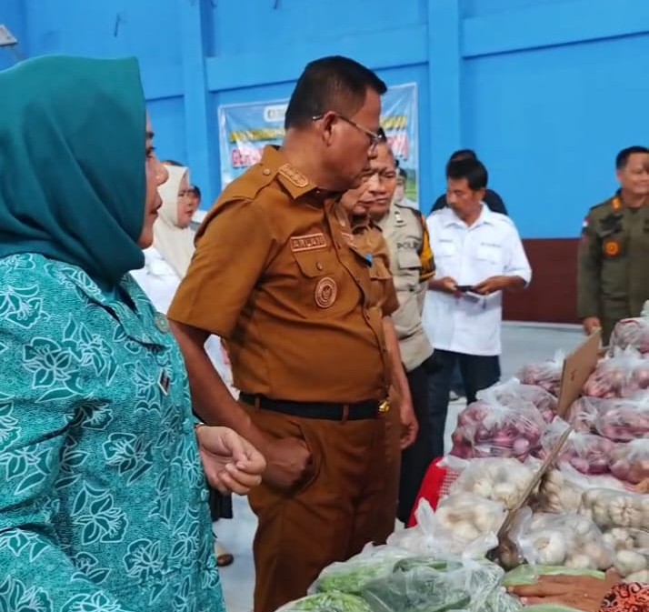 Wali Kota Prabumulih H. Arlan meninjau langsung paket sembako yang dijual dalam kegiatan Gerakan Pangan Murah (GPM) di Gedung Serbaguna Kelurahan Patih Galung.