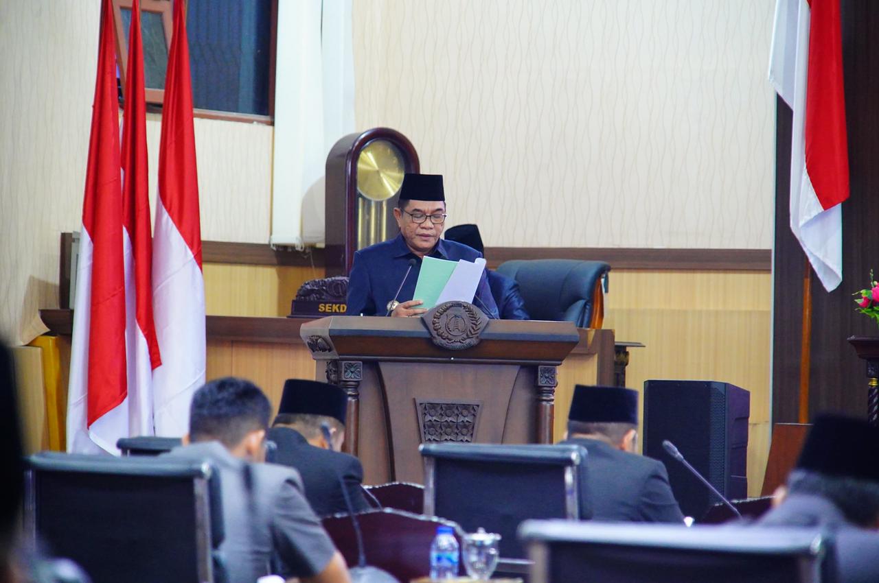 Bupati Musi Banyuasin H M Toha menyampaikan tanggapan terhadap pandangan umum fraksi DPRD terkait perubahan Perda Pajak Daerah dan Retribusi Daerah dalam rapat paripurna DPRD Muba.