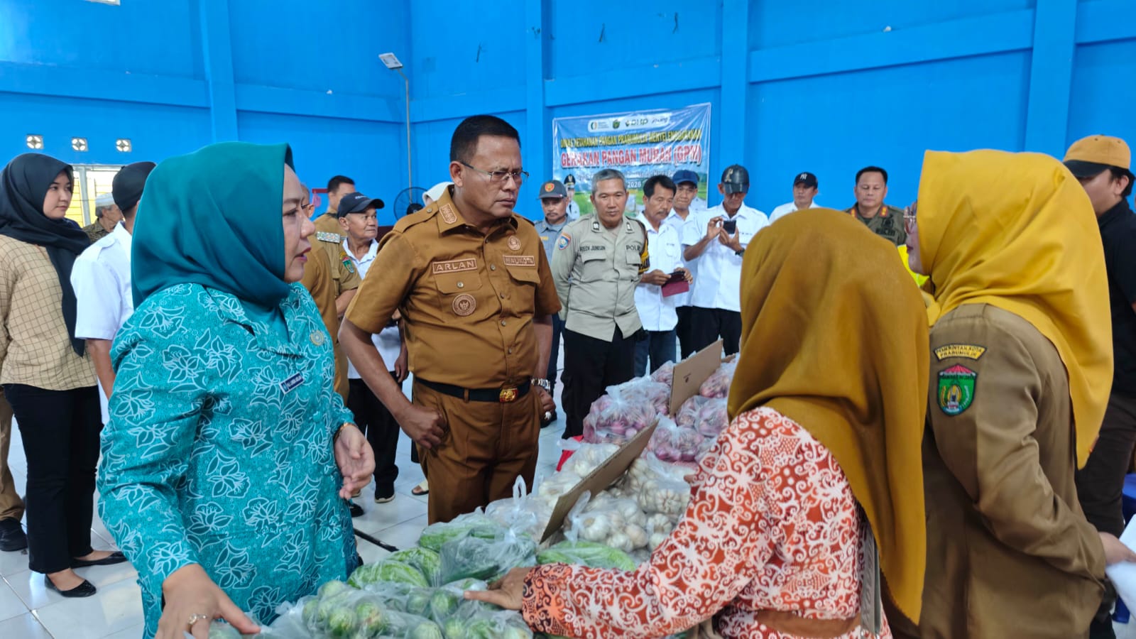 Wali Kota Prabumulih H Arlan dan TP PKK Hj Linda Arlan menghadiri Gerakan Pangan Murah di Patih Galung