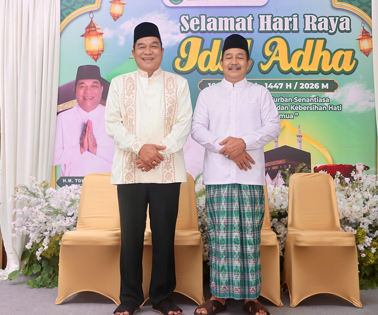 Bupati Muba dan Wakil Bupati Muba berfoto bersama usai kegiatan Salat Idul Adha 1447 H di Pendopoan Griya Bumi Serasan Sekate
