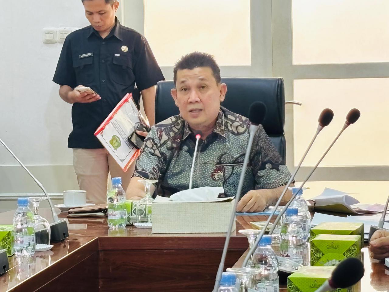 Sekda Muba Syafaruddin memimpin rapat evaluasi kebijakan Jum’at Full Work From Home bagi OPD di Palembang.