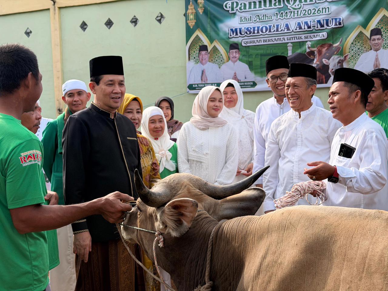 Sekda Muba Syafaruddin berinteraksi dengan warga Desa Lumpatan II sekaligus meninjau hewan kurban sebagai bagian dari rangkaian perayaan Hari Raya Idul Adha 1447 Hijriah di Kecamatan Sekayu.