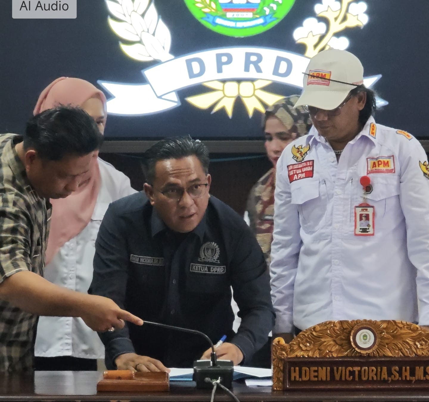 Ketua DPRD Kota Prabumulih H. Deni Victoria menerima audiensi massa aksi Aliansi Prabumulih Menggugat (APM)