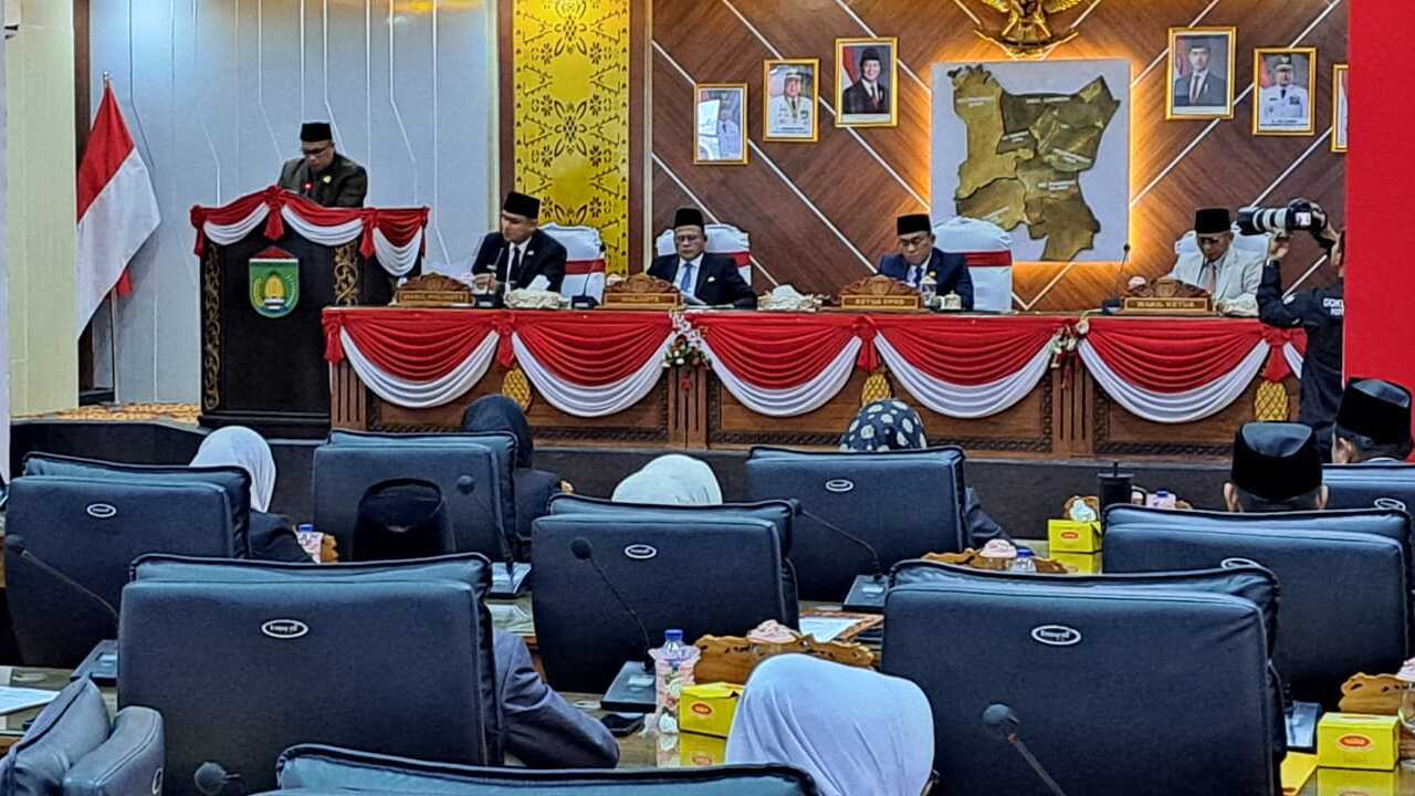 Rapat Paripurna DPRD Prabumulih membahas dan mengesahkan dua Raperda serta menunda pengesahan Raperda Perseroda Petro Prabu.
