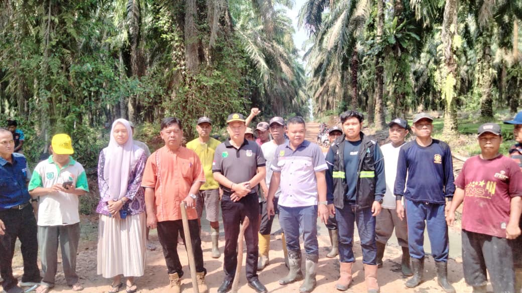 Warga bergotong royong melakukan pengecoran jalan penghubung Babat Supat-Lais di Kabupaten Musi Banyuasin untuk meningkatkan konektivitas dan memperlancar akses transportasi masyarakat.