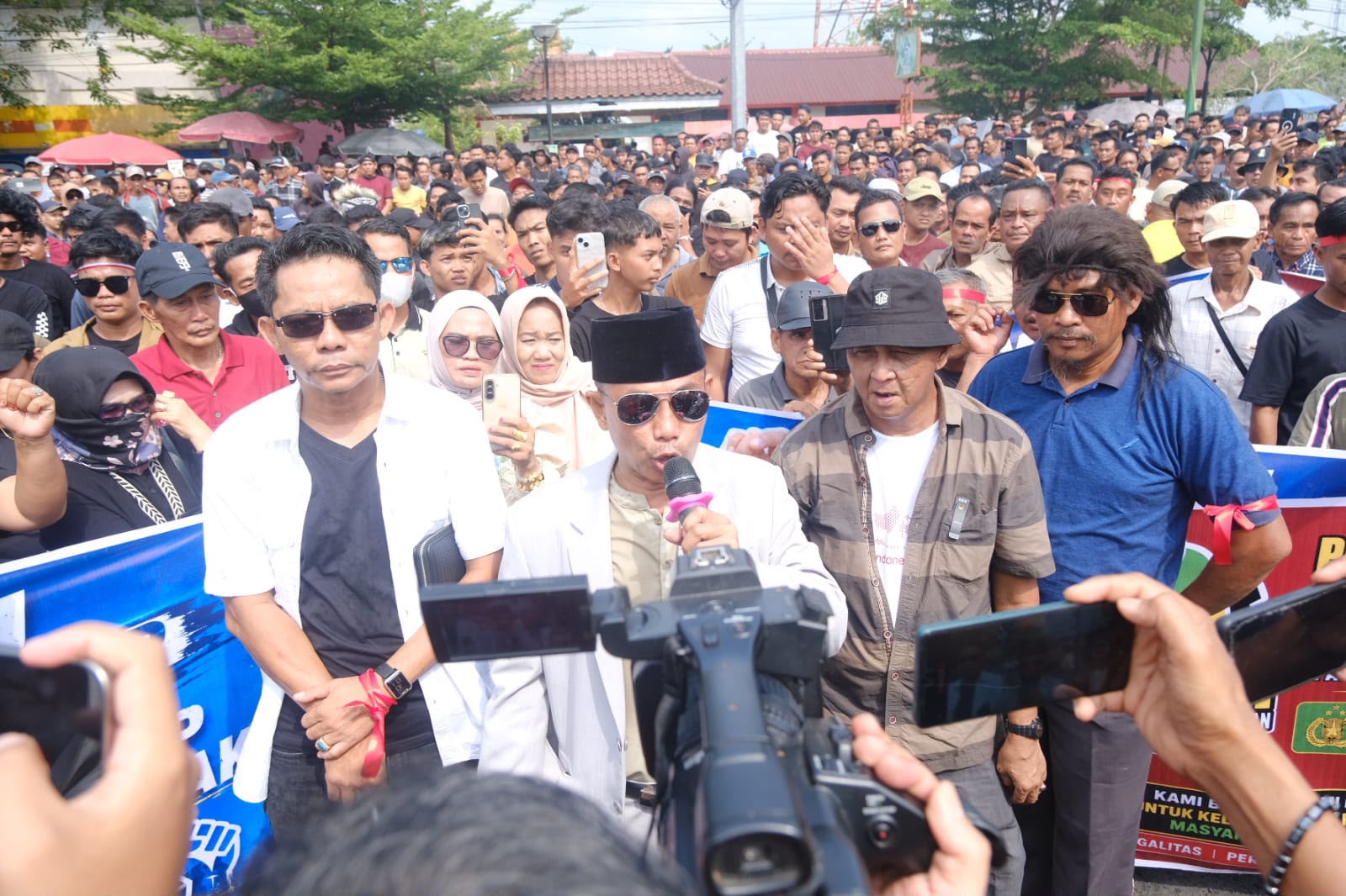 Sekretaris Daerah Musi Banyuasin Syafaruddin menerima aspirasi Persatuan Penyuling Minyak Muba (PPMM) terkait legalitas usaha penyulingan minyak rakyat di Ruang Rapat Randik Sekretariat Daerah Kabupaten Muba.
