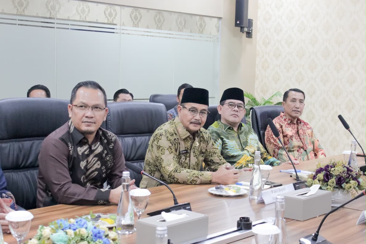 Wakil Bupati Musi Banyuasin Abdur Rohman Husen menerima Laporan Hasil Pemeriksaan BPK atas LKPD Tahun Anggaran 2025 dari BPK Perwakilan Provinsi Sumatera Selatan di Palembang.