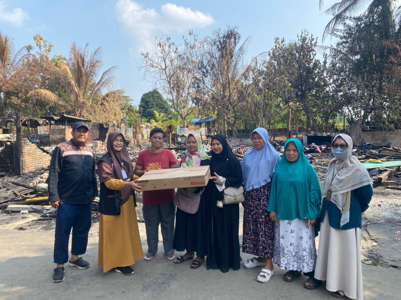RS AR Bunda Prabumulih menyerahkan bantuan peralatan memasak kepada warga korban kebakaran di kawasan Gereja Pertamina, Kota Prabumulih.