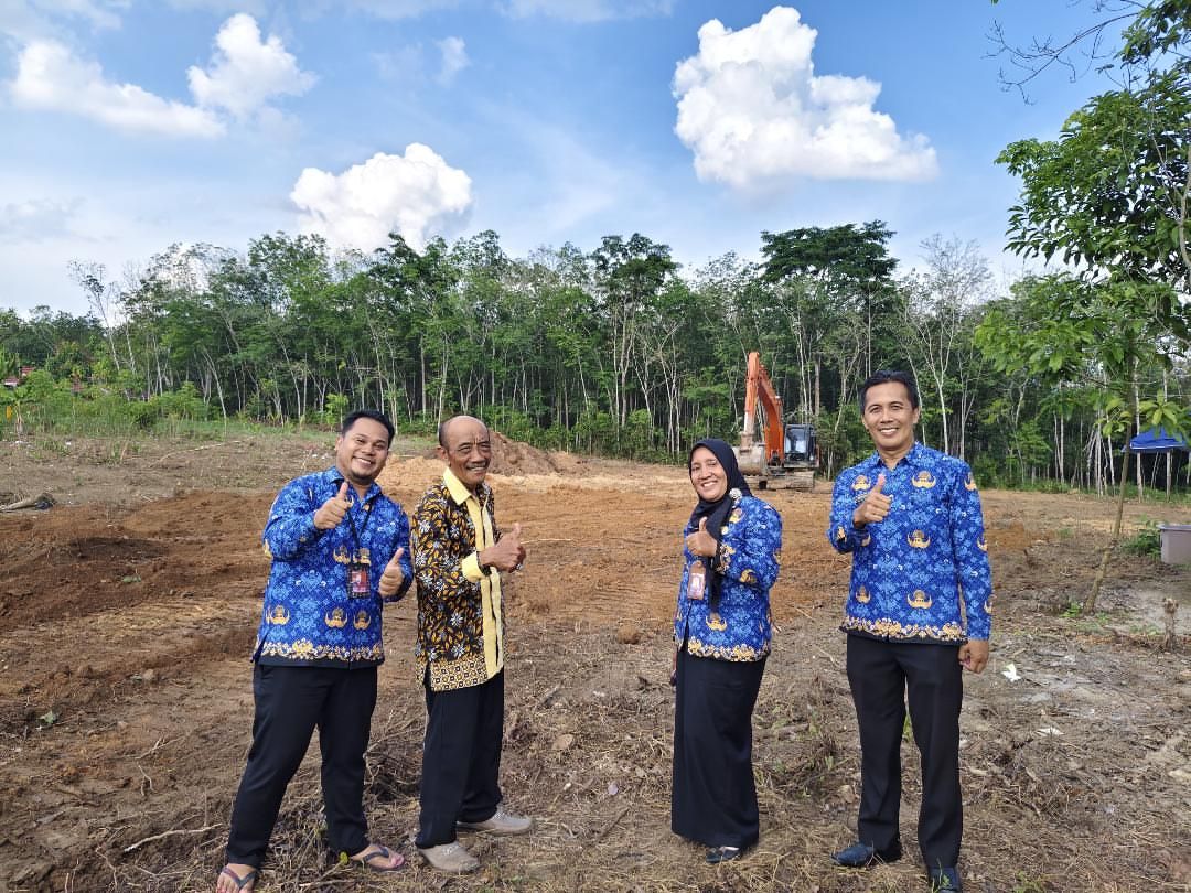 Kepala SMP Negeri 13 Prabumulih melalui Koordinator Lapangan Adinata menyampaikan terima kasih kepada Wali Kota Prabumulih H Arlan atas bantuan penggarapan lahan lapangan sekolah.